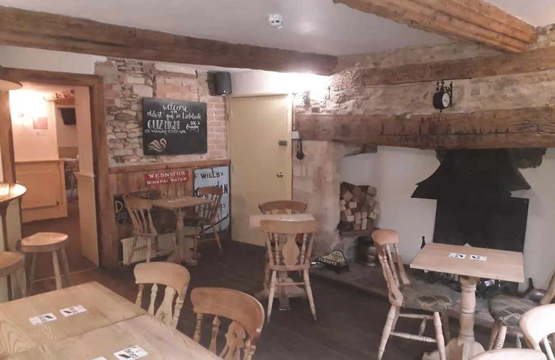 Swan Inn Lechlade-1